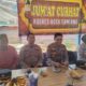 Wakapolres, Kompol M.Arief Sanjaya saat menerima saran dan masukan masyarakat Sekerak Kanan, Kec Sekerak dalam kegiatan Jumat Curhat yang dilaksanakan pada Jum’at (5/5) pagi. Waspada/Yusri