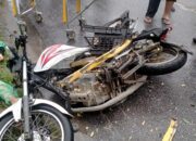 Sepeda motor ringsek setelah menabarak sebuah truk colt diesel di Jalan Mayjen J. Samosir, km 2,3, tepatnya di Desa Hutauruk, Kecamatan Sipoholon, Taput yang menewaskan 1 orang. Waspada/ist
