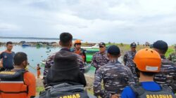 Tim SAR , TNI-Polri, masyarakat dan nelayan tradisional Teupah Selatan, Simeulue berangkat melanjutkan pencarian Nelayan Hilang. Senin (8/5). Waspada/Ist
