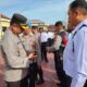 Kapolres Langsa AKBP Muhammadun, SH saat melakukan pengecekan kesiapan personel dan senjata api di Lapangan Apel Mapolres Langsa, Senin (8/5). Waspada/dede