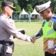 Kapolres Sergai AKBP Oxy Yudha Pratesta, SIK memberikan penghargaan kepada Iptu Imam Muliadi. Waspada/ist