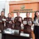 Kajari Binjai Jufri didampingi Kasi Intel Adre Wanda Ginting dan Kasi Pidsus HR Nasution serta pihak bank, memperlihatkan uang pengganti dari dua terpidana korupsi. (Waspada/Ria Hamdani)