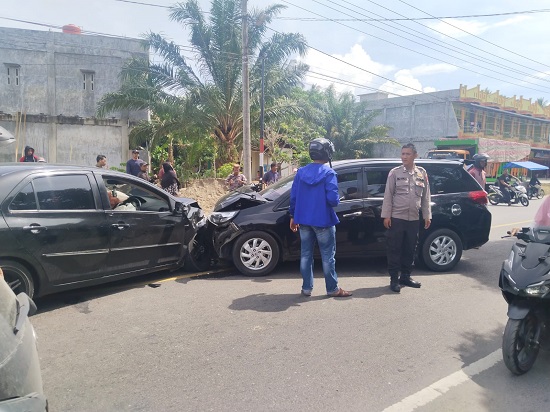 RINGSEK: Personel kepolisian membantu mengatur lalu lintas jalan sesaat setelah terjadi kecelakaan di Jalinsum Banda Aceh – Medan, persisnya di Gampong Keude, Peudawa, Aceh Timur, Minggu (7/5) sore. Waspada/Muhammad Ishak