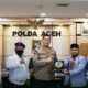 AUDIENSI: Ketua Umum DPW BKPRMI Aceh, Dr Mulia Rahman MA (2 kanan) menyerahkan plakat di sela-sela audiensi dengan Kapolda Aceh Irjen Pol Ahmad Haydar, di Mapolda Aceh, baru-baru ini. Waspada/Ist.