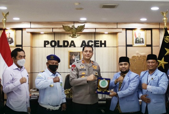 AUDIENSI: Ketua Umum DPW BKPRMI Aceh, Dr Mulia Rahman MA (2 kanan) menyerahkan plakat di sela-sela audiensi dengan Kapolda Aceh Irjen Pol Ahmad Haydar, di Mapolda Aceh, baru-baru ini. Waspada/Ist.