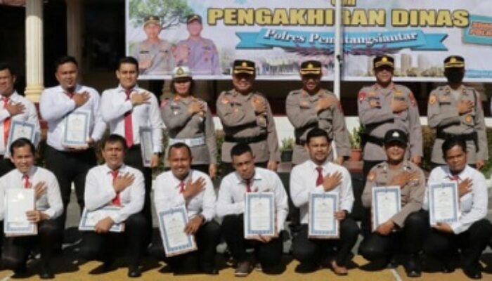 23 Personel Polres P. Siantar Dapat Penghargaan Dan 1 Pensiun