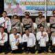 Kapolres AKBP Fernando pose bersama 23 personel Polres Pematangsiantar yang mendapat penghargaan, karena berprestasi di lapangan apel Mapolres, Jl. Jend. Sudirman, Senin (8/5).(Waspada - ist).