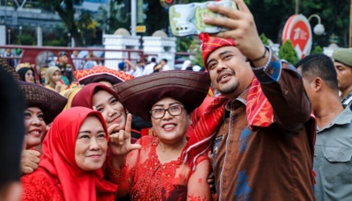 Pakaian Adat Multietnis Dan Penampilan Bakat Siswa Semarakkan Peringatan Hari Pendidikan Nasional Di Medan