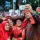 WALI Kota Medan Bobby Nasution mengenakan pakaian adat Karo berswafoto bersama peserta upacara memperingati Hari Pendidikan Nasional (Hardiknas) tahun 2023 yang digelar Pemko Medan di halaman kantor Wali Kota Medan menyemarakkan peringatan Hardiknas, Selasa (2/5). Waspada/Ist