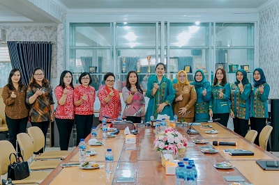 KETUA TP PKK Kota Medan Ny Kahiyang Ayu M Bobby Afif Nasution menerima kedatangan rombongan TP PKK Kabupaten Minahasa Selatan (Minsel), Provinsi Sulawesi Utara di Kantor PKK Kota Medan, Jalan Rotan Proyek, Senin (15/5). Waspada/Ist
