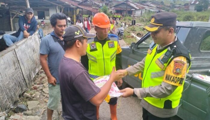 Wakapolrestabes Serahkan Bantuan Kepada Korban Bandang Sembahe