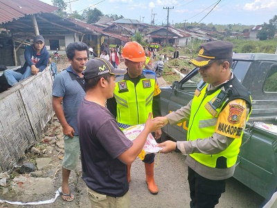 AKBP Dr Yudhi Setiawan serahkan bantuan pada korban bandang di Bandar Baru. Waspada/Ist