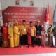Hendra Cipto Sembiring dengan memakai ulos foto bersama dengan bacaleg Partai Hanura. Waspada/Ist