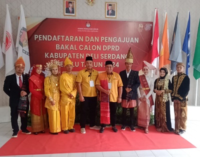 Hendra Cipto Sembiring dengan memakai ulos foto bersama dengan bacaleg Partai Hanura. Waspada/Ist
