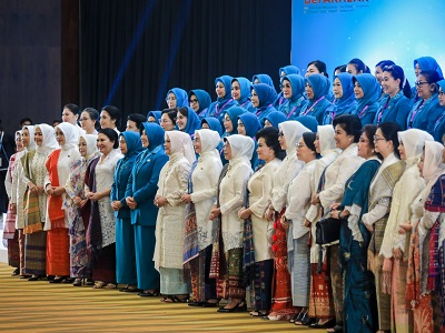 IBU Negara sekaligus Pelindung Utama TP PKK Ny Hj Iriana Joko Widodo berfoto bersama Ketua TP PKK Kota Medan Ny Kahiyang Ayu M Bobby Afif Nasution, Ibu Wakil Negara Ny Wury Ma'ruf Amin, Ketua Umum TP PKK Pusat Tri Tito Karnavian, pengurus TP PKK Pusat, Oase Kabinet Indonesia Maju, Ketua TP PKK Provinsi, Kabupaten dan Kota se-Indonesia, usai menghadiri Puncak Peringatan Hari Kesatuan Gerak (HKG) PKK ke-51 Tingkat Nasional Tahun 2023 di Convention Hall Santika Premiere Dyandra Kota Medan, Rabu (17/5). Waspada/Ist