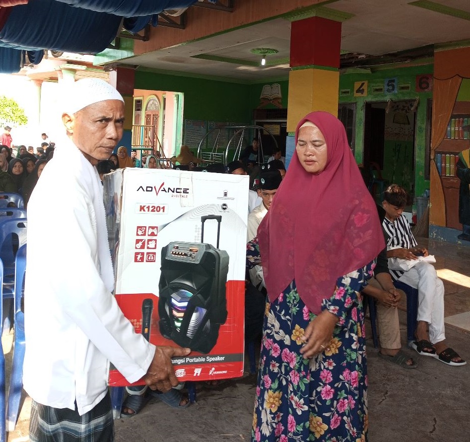 SUKARELAWAN Ganjar Pranowo yang tergabung dalam Tuan Guru Sahabat (TGS) Ganjar kembali bergerak memberi bantuan bermanfaat untuk majelis taklim di Sumatera Utara (Sumut). Waspada/ist