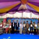 Kepala SMA Harpan Mandiri Kwok Hin foto bersama siswa peraih prestasi pada acara Graduation Day 2023 yang digelar sekolah.Waspada/Ist
