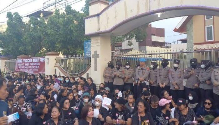 Tolong Oppung Ephorus, Jangan Biarkan HKBP Pabrik Tenun Luluh Lantak