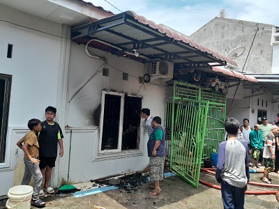 RUMAH di Jl. Selamat Pulau, Lingk VI, Kel. Sitirejo III, Medan Amplas terbakar, Rabu (3/5) menyebabkan dua balita meninggal dunia. Waspada/Ist