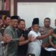 DIREKTUR Operasional PT.Rapala, Zulkifli berjabat tangan dengan Datok Penghulu kampung Perkebunan Sei Iyu,Kecamatan Bendahara,Kab.Aceh Tamiang ,Ramlan seusai acara tanda tangan kesepakatan bersama penyelesaian sengketa antara perusahaan dengan masyarakat Perkebunan sei Iyu di Ruang Komisi I DPRK Aceh Tamiang, Senin (22/5). Waspada/ Muhammad Hanafiah