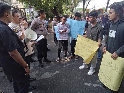 PESERTA aksi menggelar aksi demo di di depan gedung DPRD Sumut, Kamis (25/5). Waspada/Partono Budy