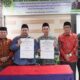 KEPALA Bidang Penaiszawa H. Abdul Azhim, S.Pd.I, MA bersama pihak FOZ Perwakilan Sumut memperlihatkan naskah kerjasama. Waspada/ist