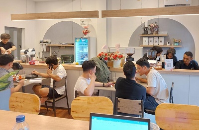 Panas Landa Kota Medan, Pekerja Manfaatkan Kafe Untuk Tetap Produktif Bekerja