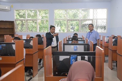 REKTOR Unimed, Prof Dr Syamsul Gultom saat meninjau langsung pelaksanaan UTBK-SNBT 2023 di Kampus Unimed. Waspada/Ist