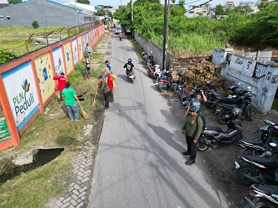 JAJARAN Kecamatan Medan Sunggal melaksanakan kegiatan gotong royong bersama, Sabtu (6/5). Waspada/Ist