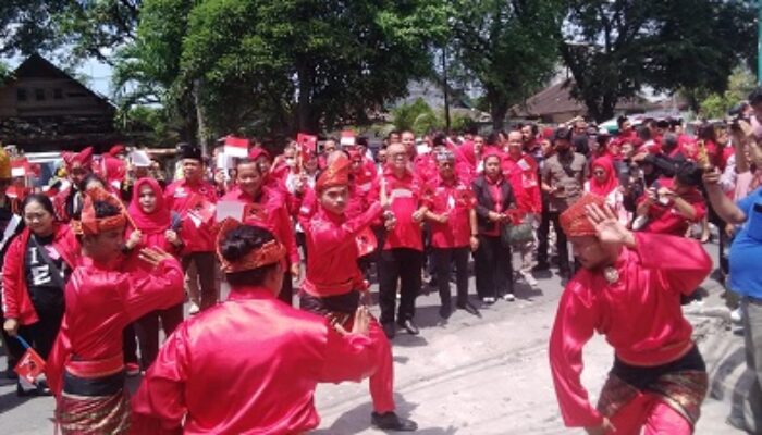 Tarian Pencak Silat Sambut Bacaleg PDI-P Ke KPU Sumut