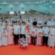 DIDAMPINGI Ketua TP PKK Kota Medan Ny Kahiyang Ayu, Wali Kota Medan Bobby Nasution menepungtawari sebanyak 2.152 calon jemaah (calhaj) asal Kota Medan di Gedung Mahasiswa Universitas Islam Negeri Sumatera Utara (UINSU) Jalan Sutomo Medan, Senin (15/5). Waspada/Ist