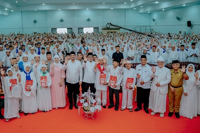DIDAMPINGI Ketua TP PKK Kota Medan Ny Kahiyang Ayu, Wali Kota Medan Bobby Nasution menepungtawari sebanyak 2.152 calon jemaah (calhaj) asal Kota Medan di Gedung Mahasiswa Universitas Islam Negeri Sumatera Utara (UINSU) Jalan Sutomo Medan, Senin (15/5). Waspada/Ist