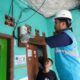 Petugas PLN melakukan penggantian kWh meter ke smart meter di salah satu bangunan pelanggan di Jakarta.