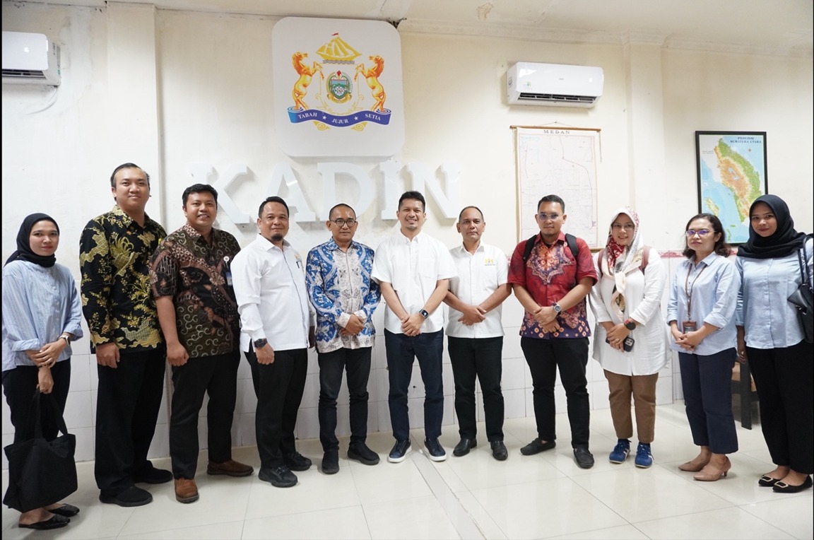 Kepala Kantor KPPU Kanwil I, Ridho Pamungkas dan rombongan foto bersama Ketua Umum KADIN Sumut, Firsal 'Dida' Mutyara saat melakukan kunjungan di kantor KADIN Sumut, Selasa (6/6).