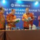 Presiden Direktur Achmad S Kartasasmita, Wakil Presiden Direktur Hendra Halim, Direktur Operasional Harun Ansari, Direktur Umum Yusri Hadi, Direktur Kepatuhan Andy, dan Corporate Secretary Bank Mestika, Suharto Kurniawan foto bersama usai melakukan pres confrence.