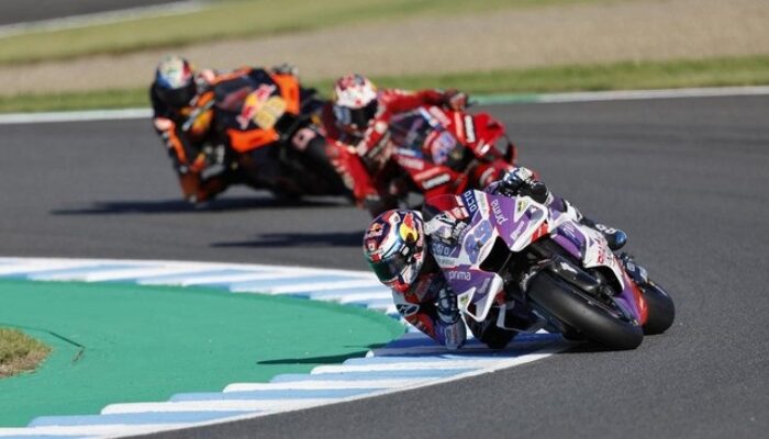 Martin Menangi Balapan Sengit