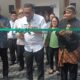 Kacabdis wilayah I August Sinaga S,Pd, S.ST, M.Ap didampingi Pembina Yayasan Hj.Rachmah Nasution, H.Machyuzar Nasution dan Kepala SMA SMA Al Azhar Plus Drs.Binawan Setia,S.T.,M.Si. menggunting pita tanda diresmikannya kegiatan Panen Raya Kurikulum Merdeka 2002, di GOR Perguruan Al Azhar Medan Rabu (21/6), Waspada/Erzilmarkos