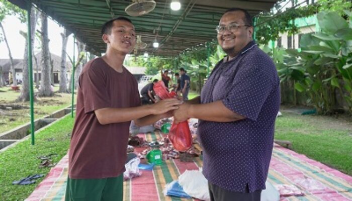 Karyawan PTPN III (Persero) Bagikan Daging Kurban Idul Adha 1444 H Kepada Masyarakat Sekitar