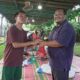 SEORANG warga menerima daging kurban yang diserahkan perwakilan PT Perkebunan Nusantara III (Persero) yang merayakan Hari Raya Idul Adha 10 Dzulhijjah/1444 H, di kantor direksi perusahaan itu, Kamis (29/6). Waspada/Ist