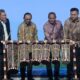 GUBSU Edy Rahmayadi, bersama Deputi Gubernur BI Juda Agung, Irjen Kemendagri Tomsi Tohir, anggota DPR RI Hidayatullah, memukul gendang disaksikan Ketua DPRD Sumut Baskami Ginting dan Kapoldasu Irjen Pol Panca Putra Simanjuntak, pada acara Gerakan Nasional Pengendalian Inflasi Pangan (GNPIP) Sumut 2023 di Aula Raja Inal Siregar (RIS), Kantor Gubsu, Selasa (30/5). Waspada/Ist