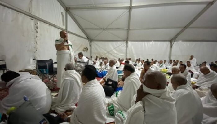 Pimpinan KBIHU Al Marwa Medan Tausiyah Subuh Di Tenda Arafah