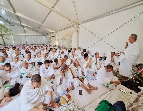 Prof. Dr. Zainal Arifin Zakaria, Lc, MA menyampaikan pesan Arafah dalam khutbahnya dihadapan jemaah haji Kloter 10 Embarkasi Medan asal Kota Medan dalam rangkaian ibadah wukuf di tenda Padang Arafah, Makkah, Arab Saudi, Selasa (27/6). Waspada/Ist
