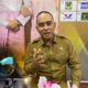 SEKRETARIS Badan Kesbangpol Sumut Hendra Dermawan Siregar, saat memberikan penjelasan di stand Badan Kesbangpol di Pekan Raya Sumatera Utara (PRSU). Waspada/Ist