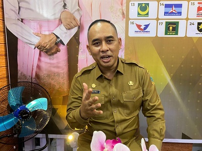 SEKRETARIS Badan Kesbangpol Sumut Hendra Dermawan Siregar, saat memberikan penjelasan di stand Badan Kesbangpol di Pekan Raya Sumatera Utara (PRSU). Waspada/Ist