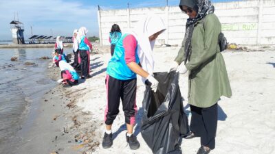 Peringati Hari Lingkungan Hidup Sedunia, SMPN 24 Medan Bersih-bersih Pantai