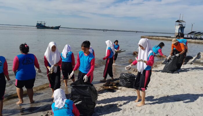 Peringati Hari Lingkungan Hidup Sedunia, SMPN 24 Medan Bersih-bersih Pantai