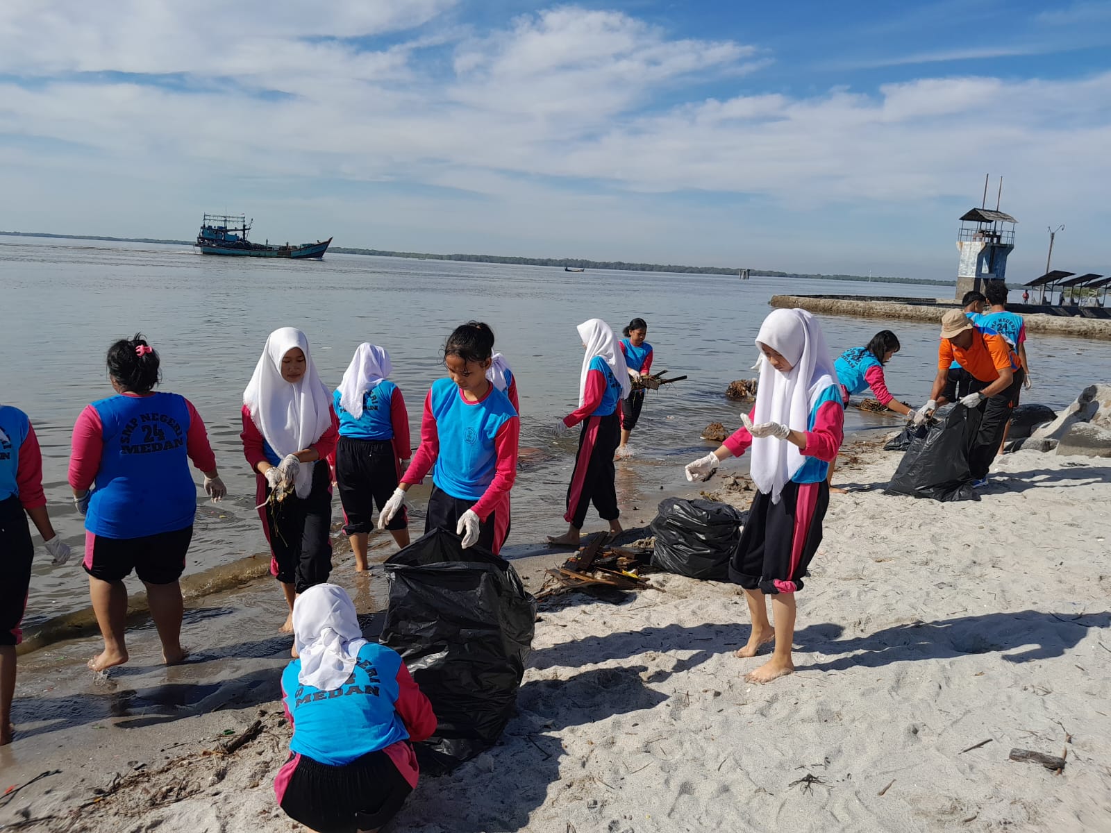 Peringati Hari Lingkungan Hidup Sedunia, SMPN 24 Medan Bersih-bersih Pantai