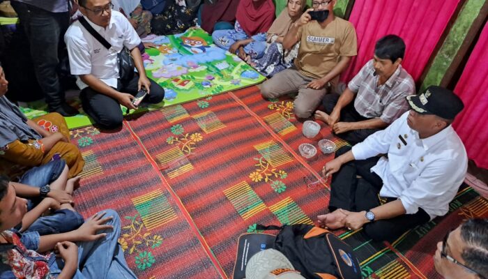 Sambangi Korban Kebakaran, Bupati Madina Disambut Warga Sihepeng