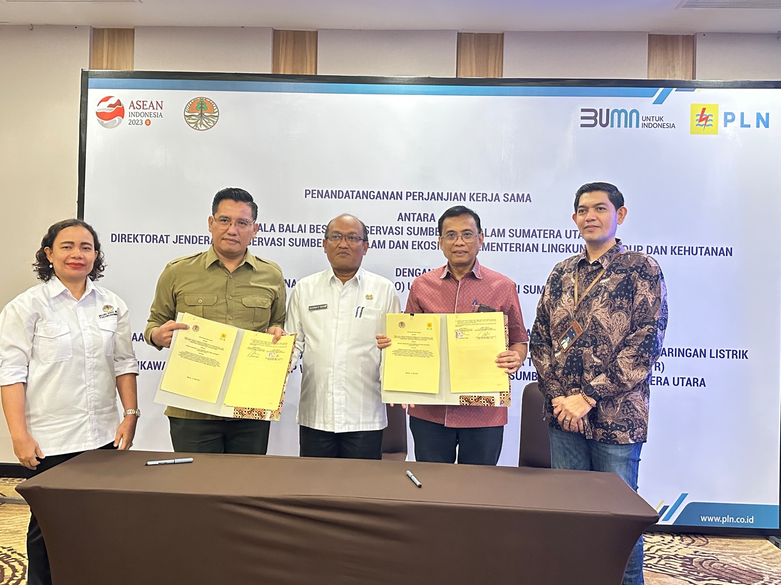 PLN bersama Balai Konservasi Sumber Daya Alam (BKSDA) Sumatera Utara melakukan penandatanganan Perjanjian Kerja Sama (PKS) dalam rangka pemanfaatan dan pembangunan jaringan listrik di kawasan hutan konservasi.