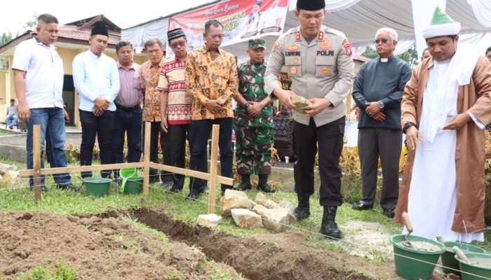 Kapolres Dan TGB Letakkan Batu Pertama Pembangunan Mushala Polsek Tanahjawa